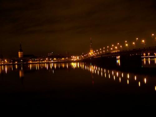 Rigaer Bruecken bei Nacht (100_0327.JPG) wird geladen. Eindrucksvolle Fotos aus Lettland erwarten Sie.